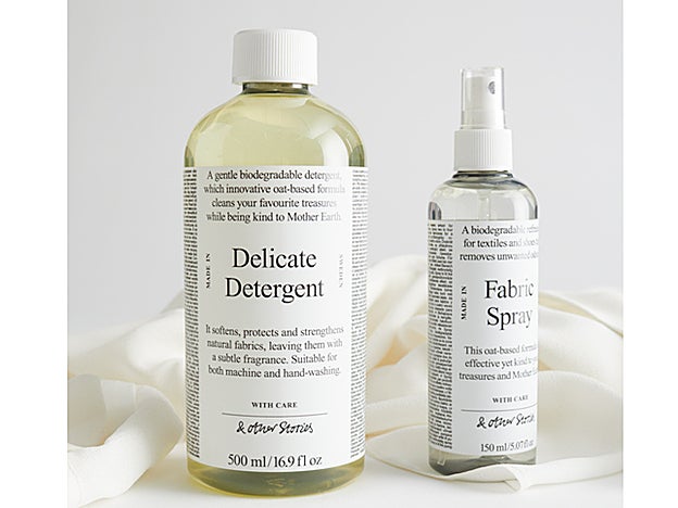 Delicate Detergent (9 €) y Fabric Spray (12 €), ambos de la línea With Care de & Other Stories.