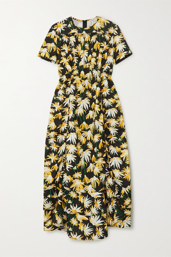 Vestido midi con falda de vuelo y manga corta, de Loewe (950 €).
