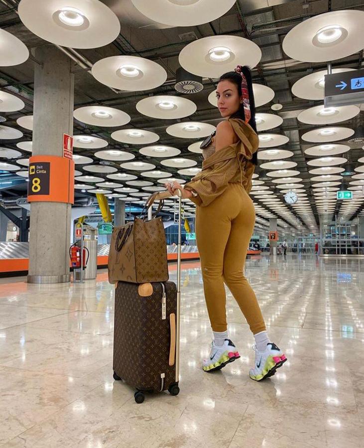Para viajar Goergina suele apostar por looks deportivos que no se quedan atrás. En Instagram presumió de una maleta de Louis Vuitton que alcanza los 2.300 euros.