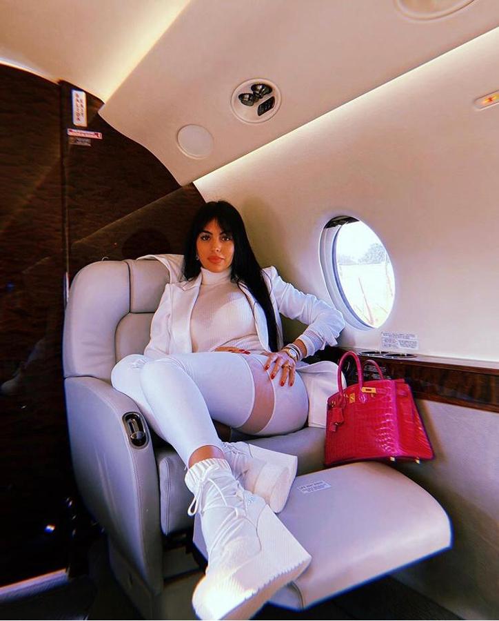 Georgina ha demostrado que el bolso de Hermès es su favorito ya que lo tiene en diferentes colores como este en fucsia.