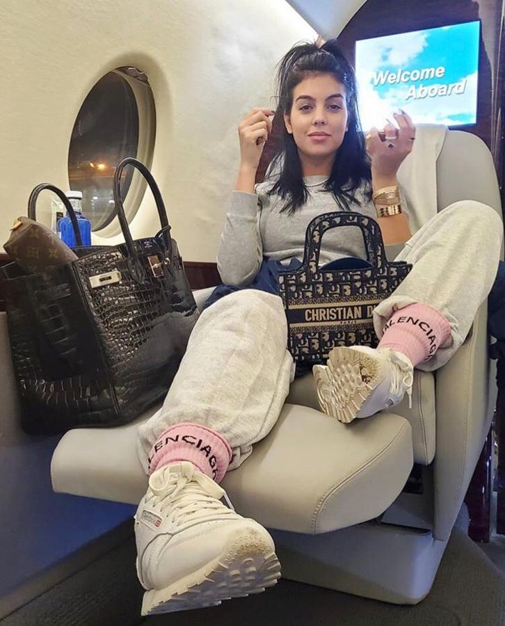 Los caprichos de lujo que Goergina iene los usa a diario y es capaz de combinar este reloj-brazalete de oro de Cartier valorado en unos 40.000 euros con un look de lo más deportivo.