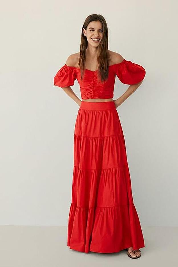 El conjunto rojo de Mango que lleva Paula Echevarría, con top cropped y falda larga.