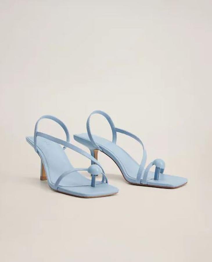 En la nueva colección de Mango han apostado por unas sandalias en tono azul pastel y un diseño más arquitectónico, con un detalle cilíndrico en la parte superior del empeine (39,99 euros.)