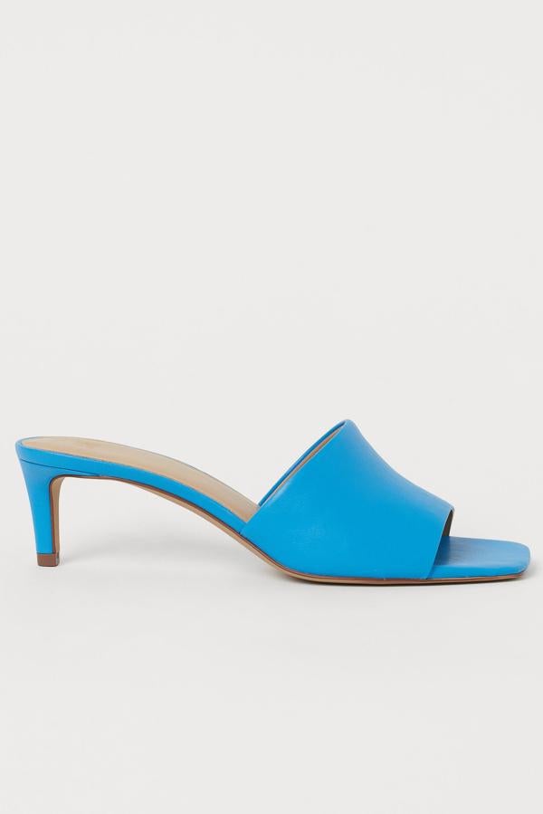Sandalias tipo mule en azul intenso, con tacón medio, de H&M (19,99 euros).