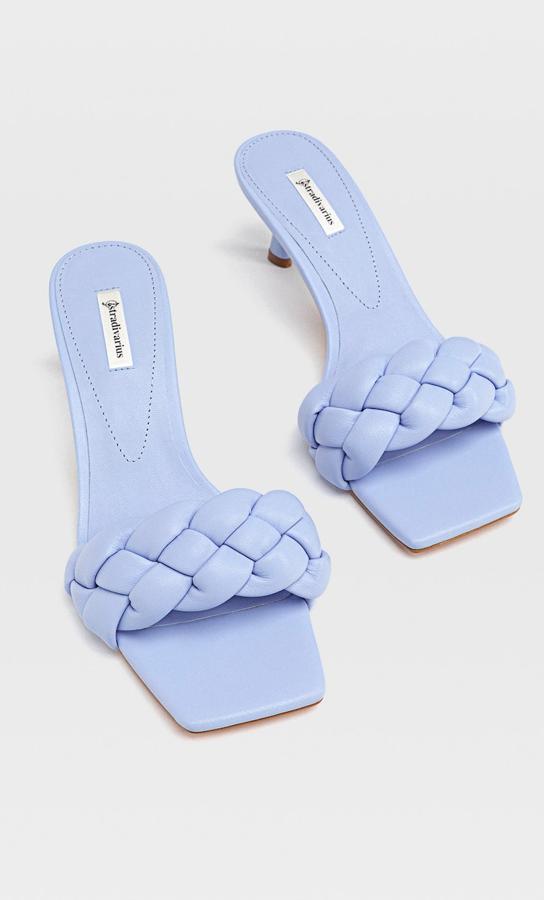 Con las tiras trenzadas en relieve, estas sandalias en azul clarito son de la nueva colección de Stradivarius. También están disponibles en camel y  ya se las hemos visto puestas a Paula Echevarría  (29,99 euros).