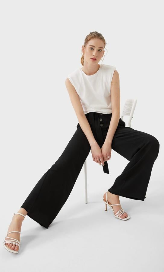 Otra de las propuestas palazzo de Stradivarius son estos bonitos pantalones en color negro que te puedes poner en cualquier momento del año. Con lazada a tono y botones frontales a contraste, costaba 19,99 euros y ahora está a 12,99 euros en las tallas S, M y L.