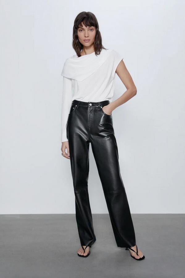 En Zara hemos encontrado esta propuesta con una manga larga y otra sisa con cuello fluido. De 19,95 euros ha pasado a 7,99 euros y está disponible en la talla L.