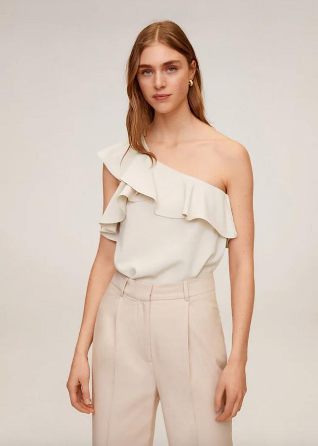 Es una blusa pero no importa, porque esta bonita prenda con detalle de volantes y diseño crop sin mangas bien merece nuestra atención. En color crudo, aunque también está disponible en granate, costaba 29,99 euros y ahora podemos comprarla por 12,99 euros entre las tallas XS y L.