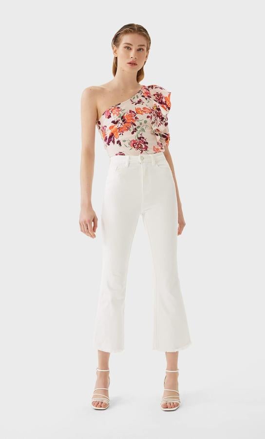 Una de las propuestas más bonitas es este top asimétrico de Stradivarius con estampado de flores en tonos naranjas y rosas. Con manga tres cuartos y volante, costaba 17,99 euros y ahora podemos comprarla por 9,99 euros en las tallas S, M y L.