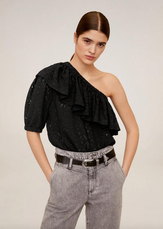 Con volante calado y textura, esta blusa negra asimétrica de Mango viene con una sola manga con puños elásticos y cintura elástica. De 29,99 euros ha pasado a 12,99 euros y está disponible entre las tallas XS y L.