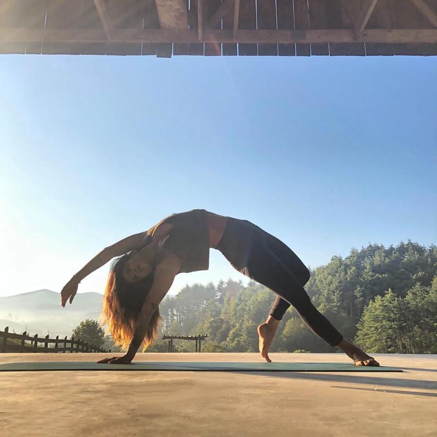 Aunque la selección de vídeos que Candace sube a su canal es amplia en ellos puedes encontrar una sabia combinación de yoga restaurativo, vinyasa y power yoga, además de alguna meditación guiada que otra que nunca está de más. Hay vídeos de estiramientos, vídeos centrados en partes del cuerpo, entrenamientos de 15, 20, 30 y hasta una hora de duración… Si ya eres una iniciada, no lo dudes, pásate a echar un vistazo.