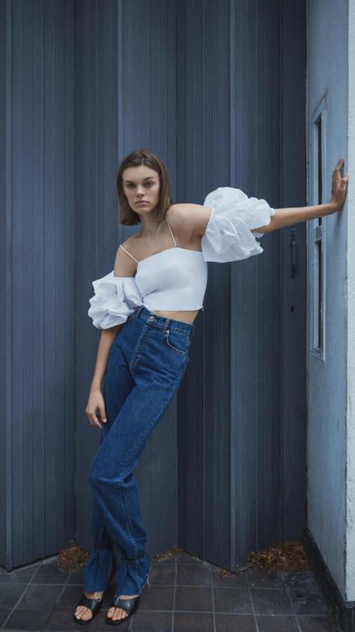 Top de popelín con mangas de volantes y tirante fino, de la nueva colección de Zara (39,95 euros).