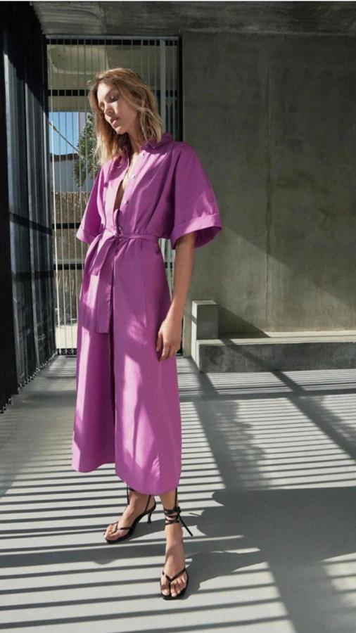 Vestido camisero de manga corta en color púrpura, de la nueva colección de Zara (39,95 euros).