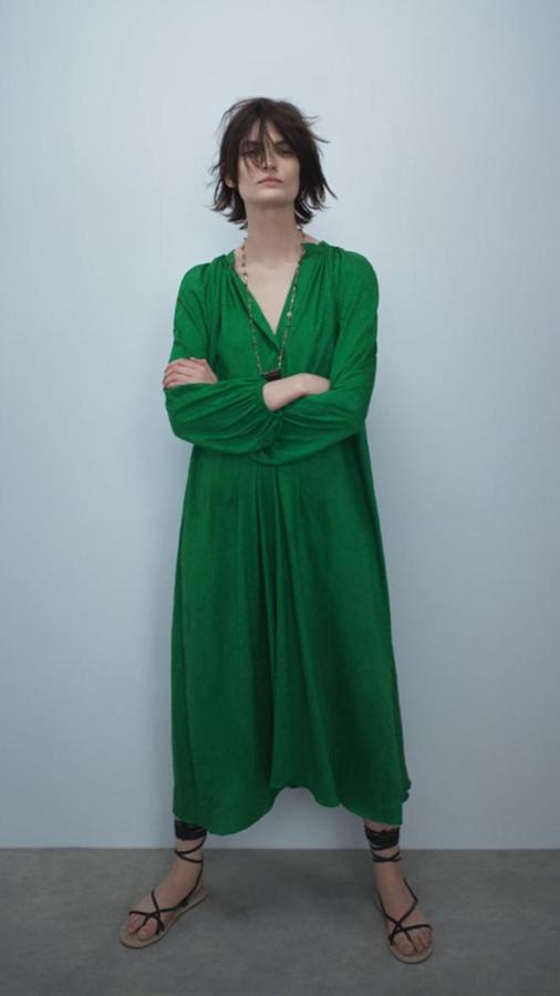 Vestido verde satinado largo, de la nueva colección de Zara (39,95 euros).