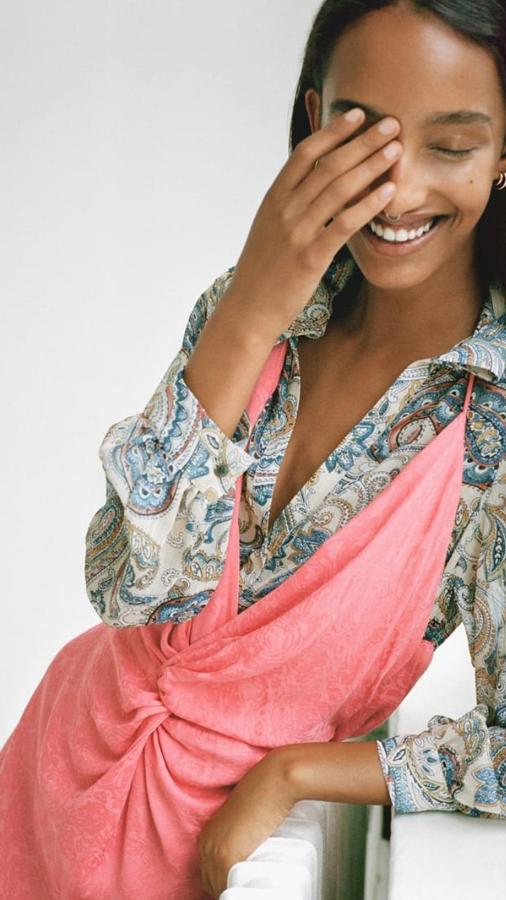 Vestido lencero rosa con nudo en la parte delantera, de la nueva colección de Zara (29,95 euros).