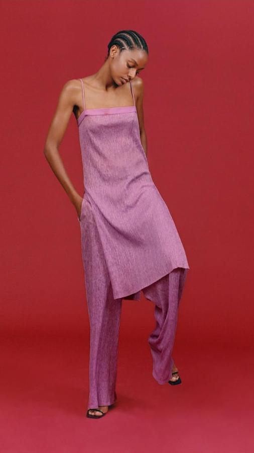 Túnica plisada de tirantes, disponible en varios colores, de la nueva colección de Zara (15,95 euros).