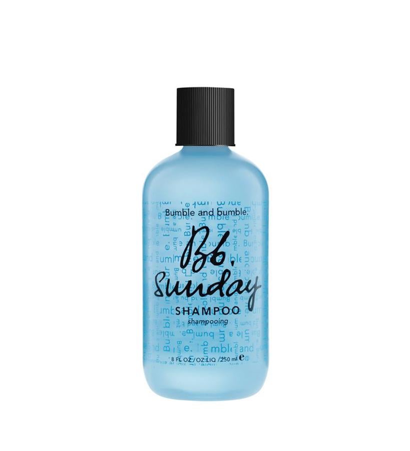 Limpia en profundidad para eliminar el exceso de grasa y los agentes contaminantes externos como el cloro o la sal, aportando frescor al cabello. Apto para cabellos naturales, que no estén coloreados.  Sunday Shampoo de Bumble and Bumble  (25,65 €).
