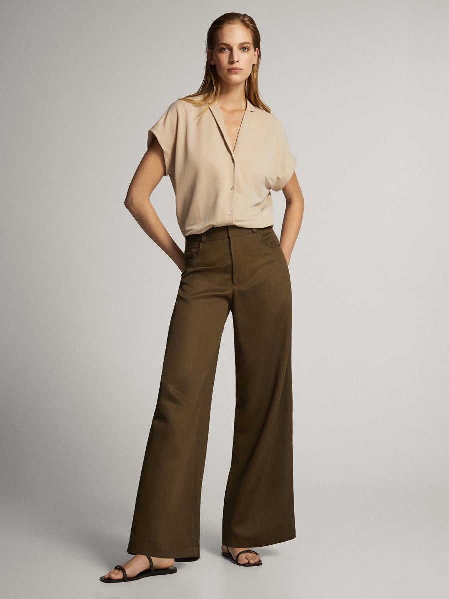 Camisa beige de manga corta con escote a pico de las rebajas de Massimo Dutti. (15,95 euros).