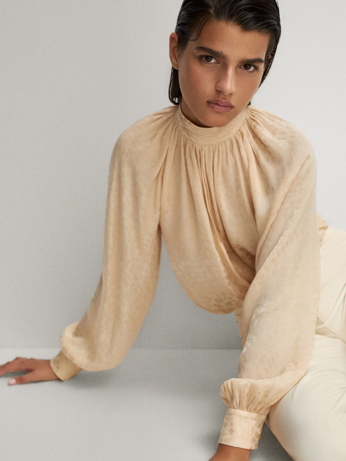 Blusa en color vainilla con estampado jacquard y cuello perkins. Rebajada de 59,95 euros a 19,95 euros.