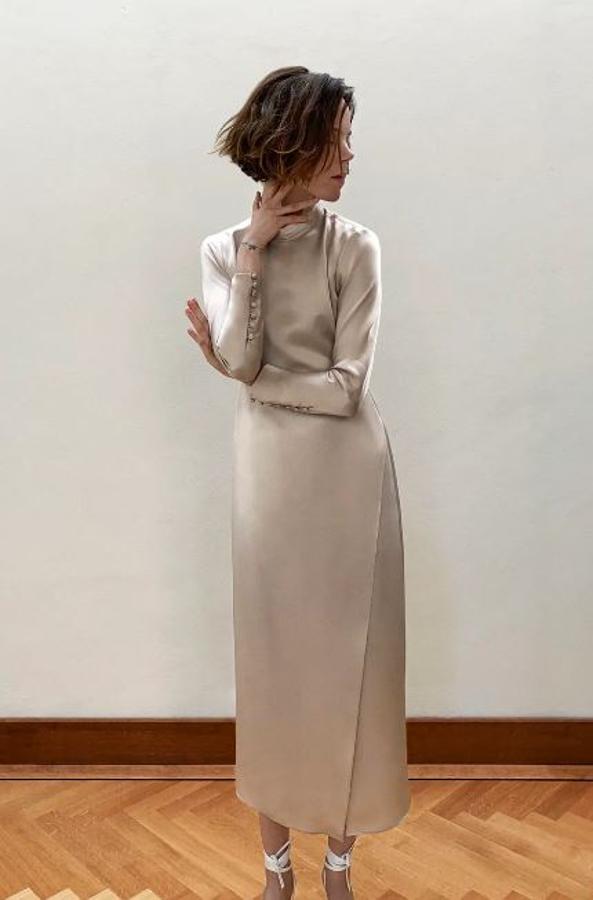 Vestido beige satinado de manga larga, que podría ser  perfecto para una novia de otoño , de la nueva colección de Zara (79,95 euros).