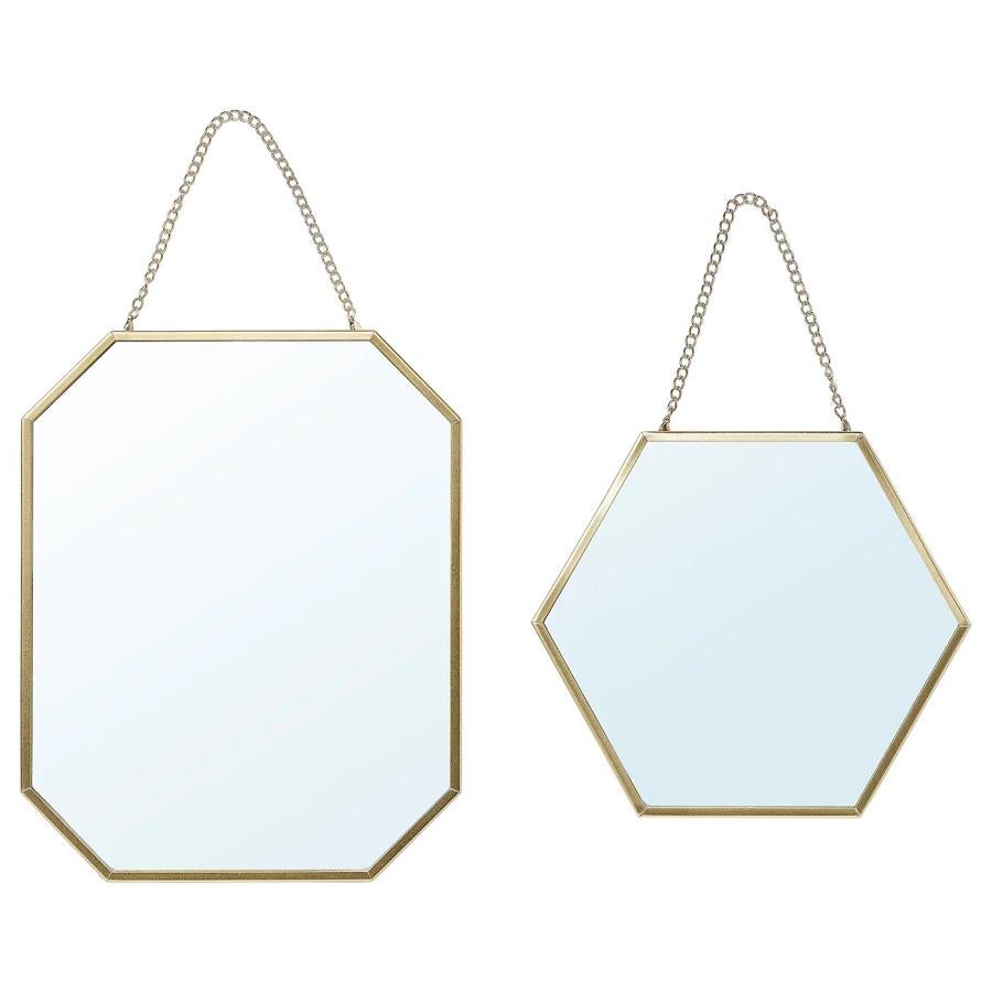 Este juego de dos espejos con marco dorado de diferentes tamaños es de Ikea y tiene un precio de 13 euros.