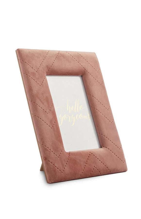 De terciopelo rosa, este marco de fotos de Primark Home tiene un precio de 6 euros.
