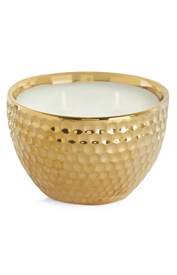 Esta vela dorada martillada con dos mechas tiene un precio de 6 euros. Es de Primark Home.