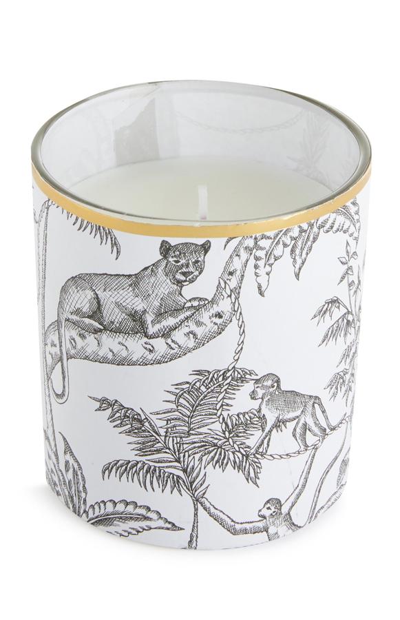 Esta vela en color blanco con estampado de leopardo y borde en dorado es de Primark Home y tiene un precio de 4 euros.