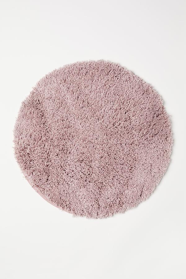 Esta alfombra redonda en rosa claro también está disponible también en otros colores. En tejido de peluche suave de mezcla de algodón, tiene un diámetro de 70 centímetros y un precio de 12,99 euros.