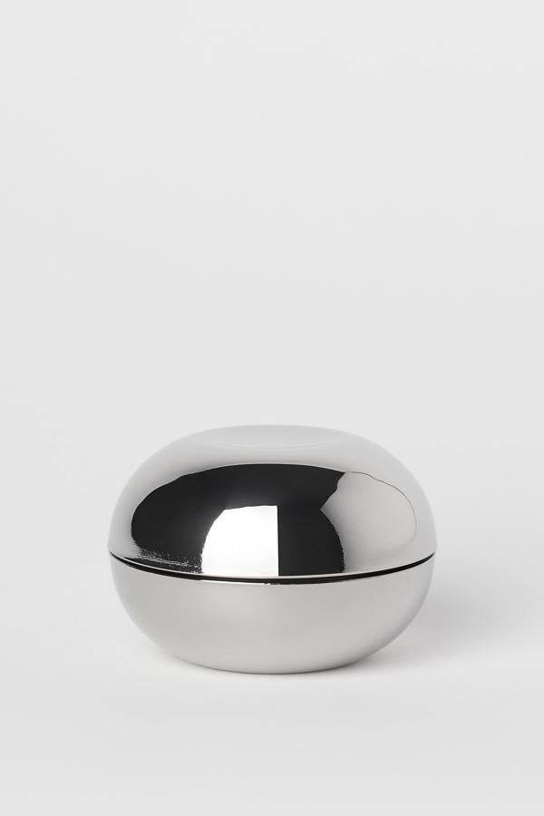 En plateado, este bote pequeño de vidrio, con altura de 6 centímetros y diámetro de 9, está rebajado a más de la mitad y cuesta 5,99 euros.