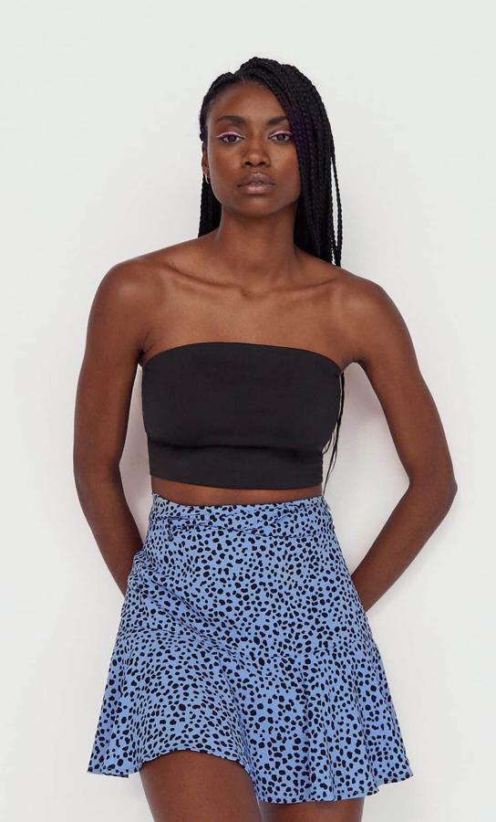 Convertida en una de las reinas del verano, esta falda pantalón fluida con estampado cuenta con detalle de lazo en la cintura y bajo en el volante. En color azul (también está disponible en otros colores), tiene un precio de 15,99 euros.