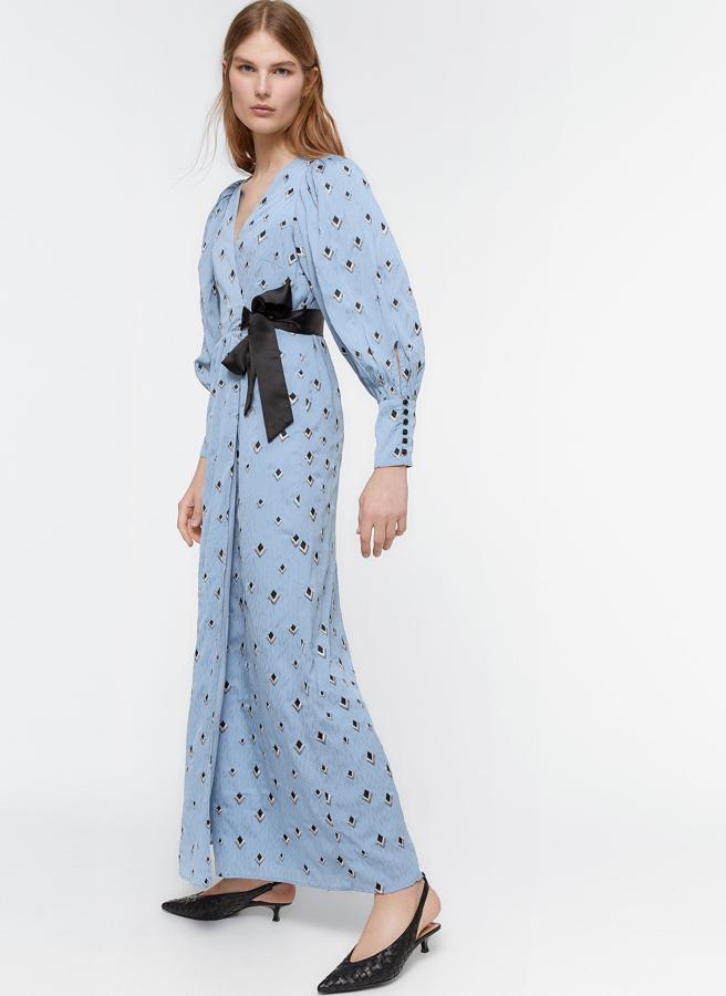 Uno de los vestidos más deseados de la colección de Uterqüe ha llegado a las rebajas. De color azul con lazo cruzado en negro, tiene un precio de 99,95 euros.