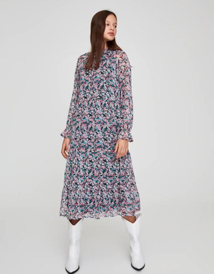 Con estampado en tonos rosas, este vestido de manga larga con volantes y cordón es de Pull & Bear y tiene un precio rebajado de 12,99 euros.