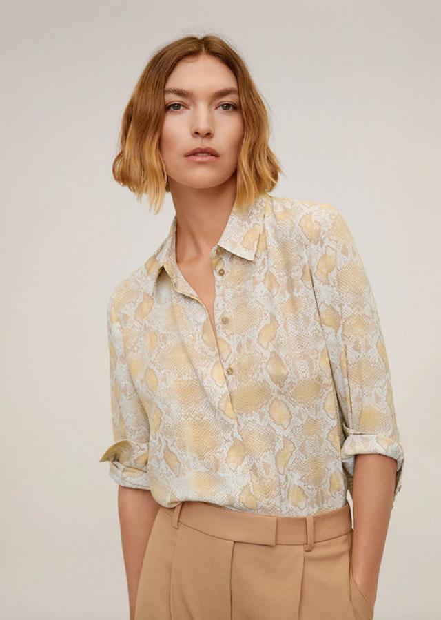 Estampado animal en tonos arena y vainilla para esta camisa fluida con cuello clásico, mangas largas y puños abotonados. De 19,99 euros ha pasado a 7,99 euros y está disponible entre las tallas XS y XL.