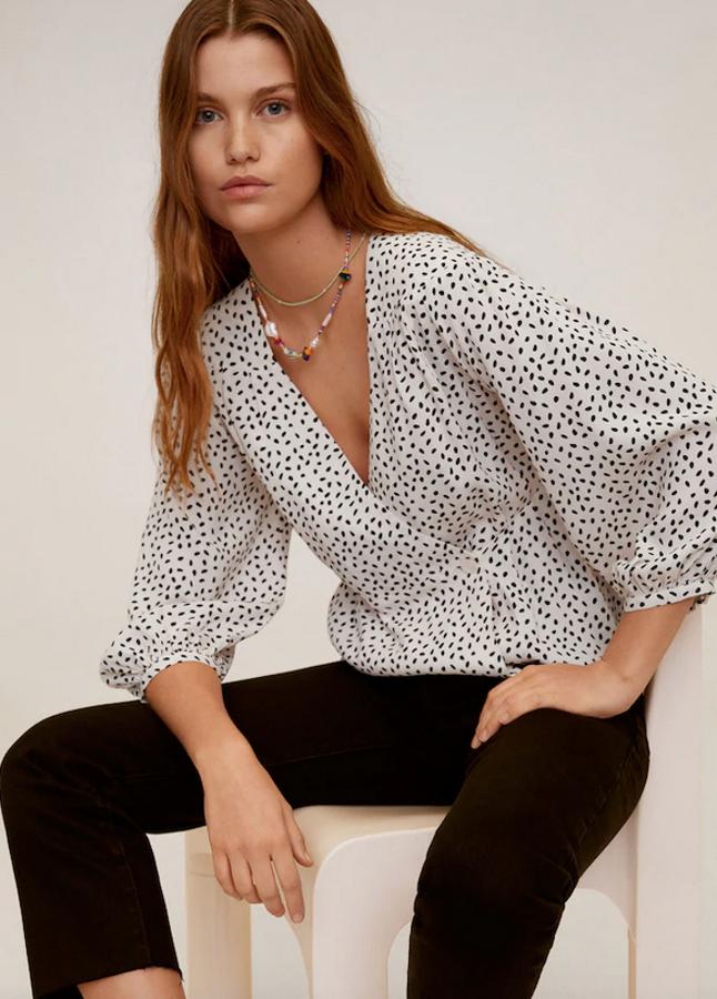 Diseño cruzado para esta blusa estampada en color blanco con estampado en negro y manga tres cuartos abullonada. Con botones decorativos y volante en el bajo, costaba 25,99 euros ya hora podemos comprarla por 9,99 euros en las tallas XS, L y XL.