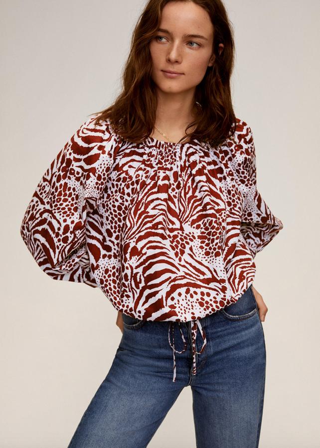 Con detalle fruncido en el escote y cuello redondo, esta blusa de bajo con goma elástica y manga larga abullonada con estampado en color granate tenía un precio de 29,99 euros y ahora podemos comprarla por 9,99 euros entre las tallas XS y XL.
