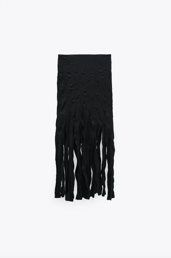 Con flecos en versión maxi, que más que flecos parecen desgarros, esta falda de tiro alto viene con cierre lateral con cremallera oculta en costura y cuesta 22,95 euros.