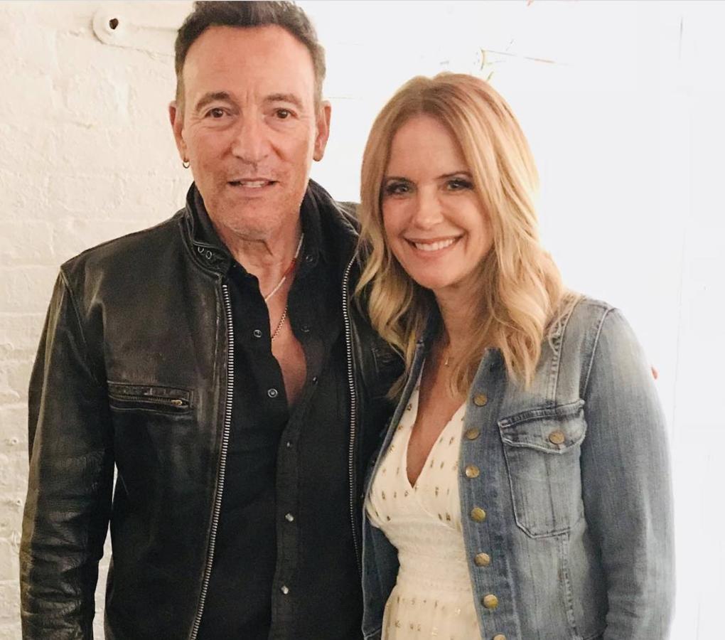 Kelly junto a uno de sus músicos favoritos, Bruce Springsteen, en un concierto reciente.