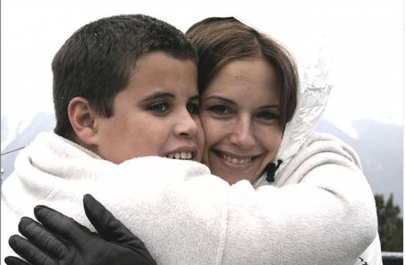 La  mayor tragedia que les tocó vivir en la vida a Kelly Preston y John Travolta  fue la muerte de su hijo Jett a los 16 años. El adolescente padecía la extraña enfermedad de Kawasaki.