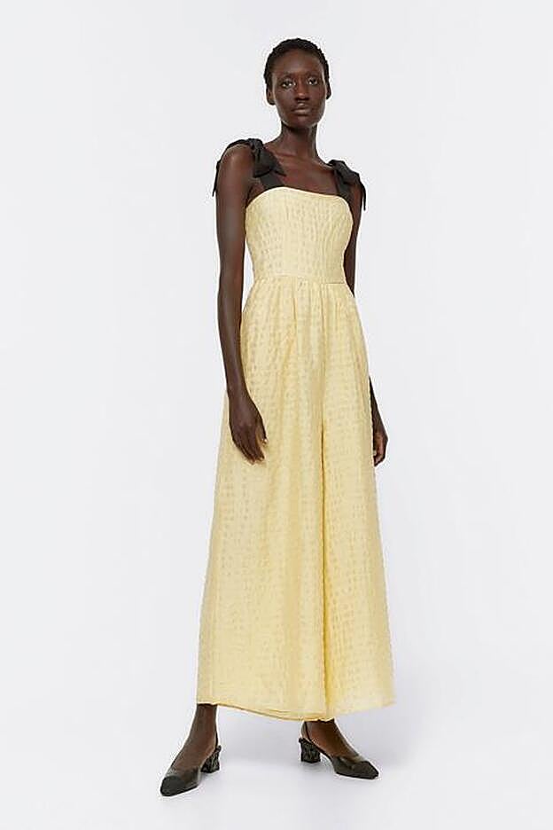 Mono amarillo con tejido textura y tirantes de lazo, de la nueva colección de Uterqüe.