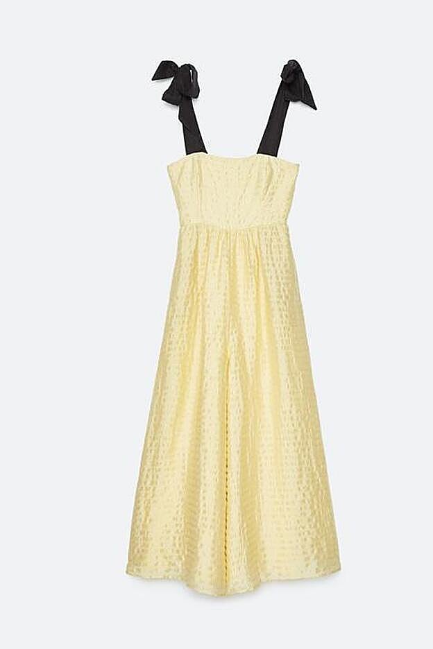 El mono amarillo de la nueva colección de Uterqüe tiene una forma perfecta para disimular el ancho de la cadera.