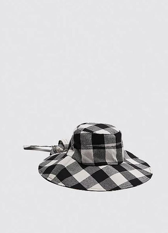 Gorro bucket o de pescador de cuadros, de Zara (7,99 euros).