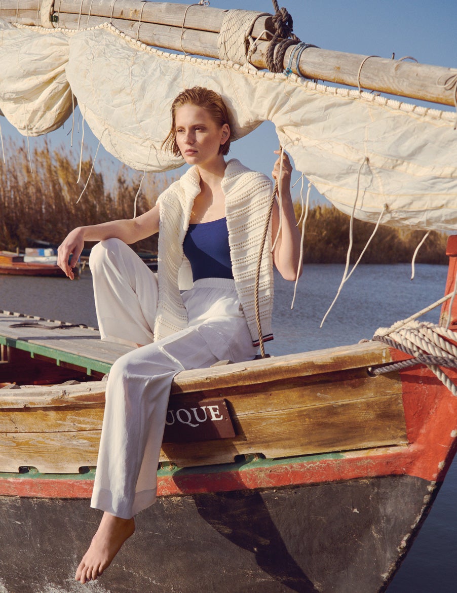 Bañador de Eres, pantalones de PAROSH y jersey de punto, de Tommy Hilfiger.