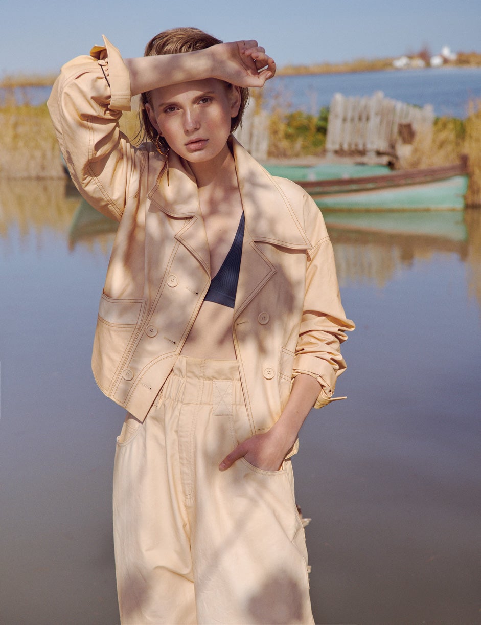 Chaqueta y pantalón, ambos de Fendi; top de COS; y pendiente de Alexander McQueen.