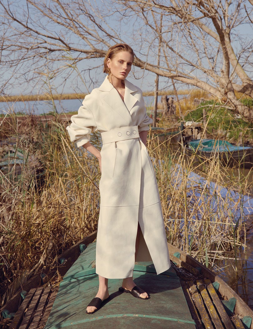 Gabardina de piel de Hugo Boss, sandalias de Adolfo Domínguez y pendientes de Alexander McQueen.