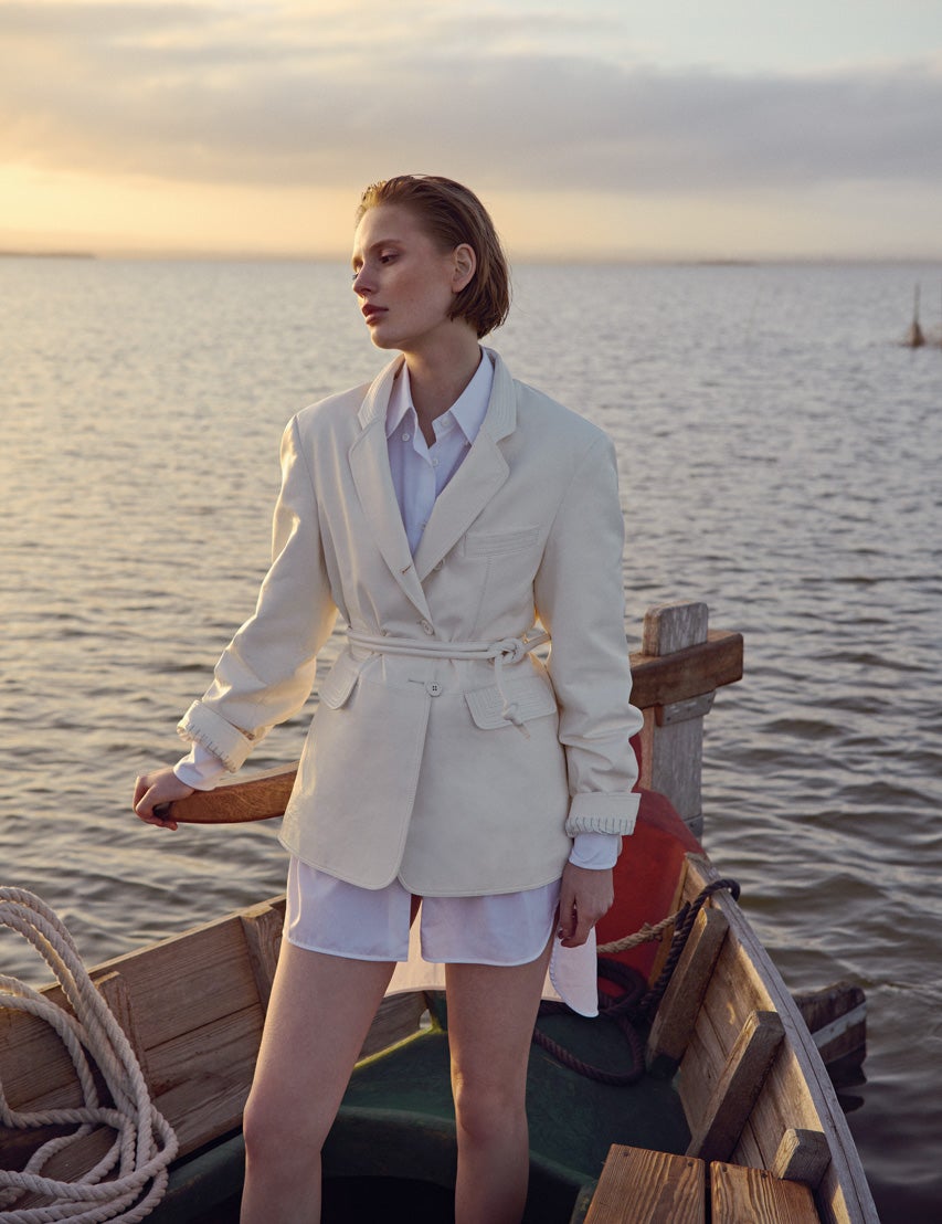 Americana de piel con cinturón de cuerda y camisa masculina oversize, todo de Ermanno Scervino.