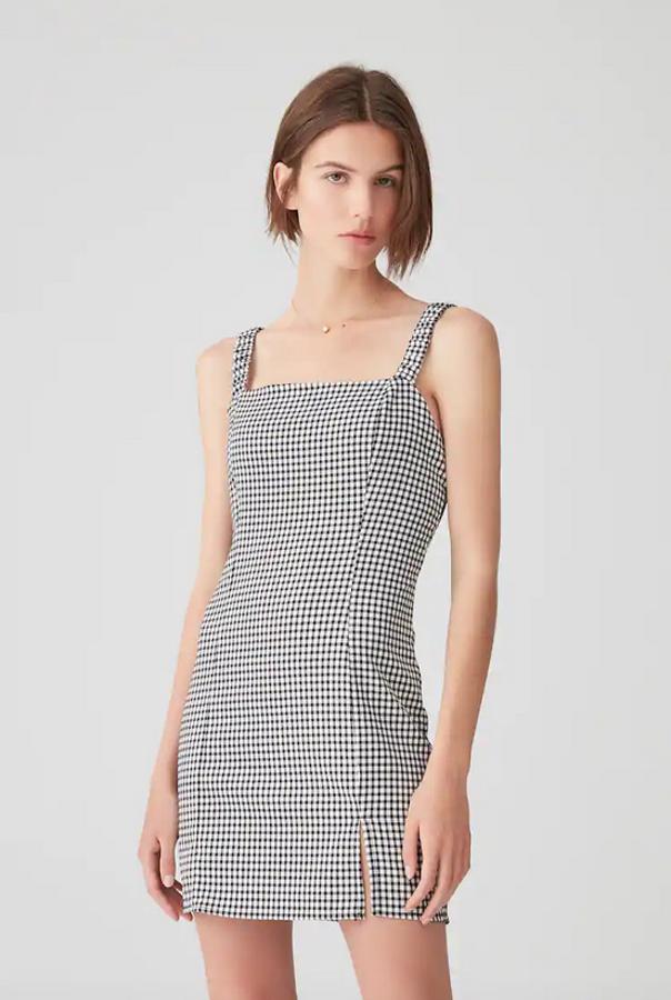 En Pull&Bear han apostado por el cuadro vichy para este vestido corto con escote recto, tirantes fruncidos y bajo con aberturas. Cuesta 17,99 euros y está disponible entre las tallas XS y L.