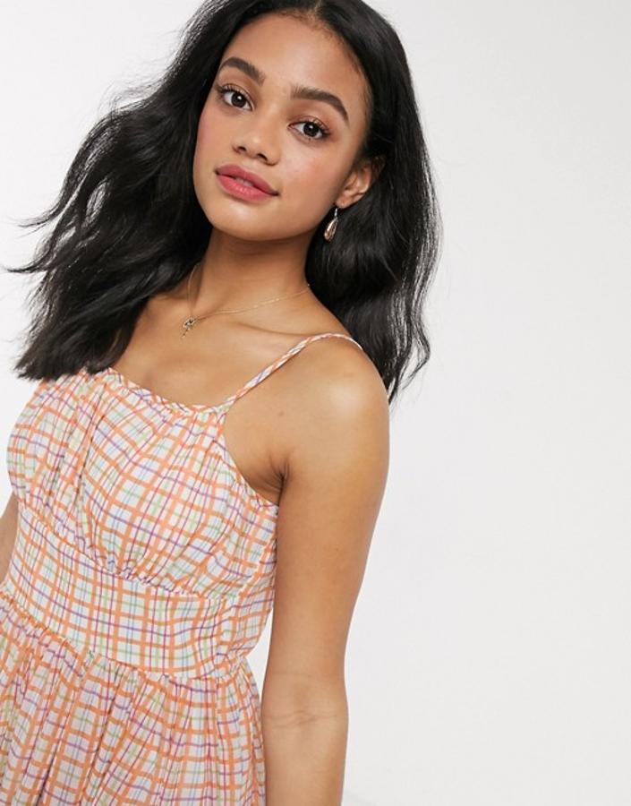 Cuadros naranjas, verdes y lilas para este bonito vestido de Moon River con escote de corazón y manga de farol terminada en lazada. En Asos costaba 107,99 euros y ahora podemos comprarlo por 43,20 euros en las tallas XS, S y L.