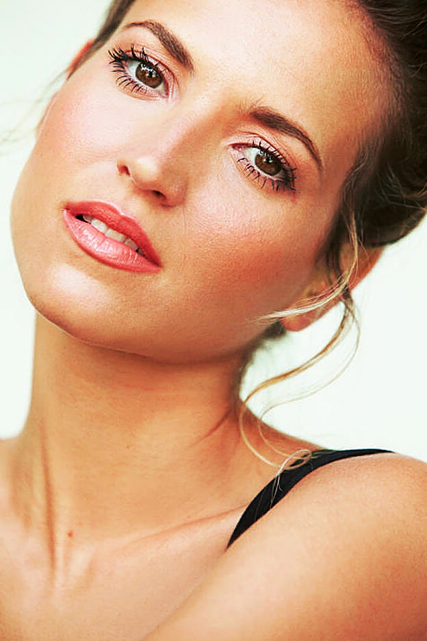 La actriz lleva un maquillaje sutil, con la piel como protagonista, realizado con prebase L’Essentiel de Guerlain. El top es de El Corte Inglés.