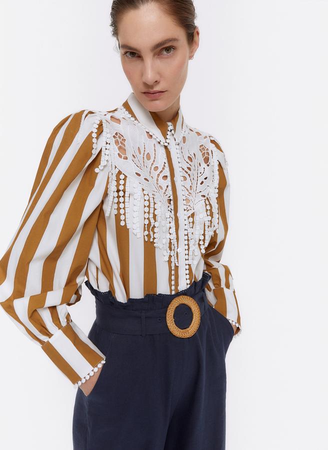 Camisa de rayas verticales en popelín con encaje de guipur en la pechera, de las rebajas de Uterqüe (49,95 €).
